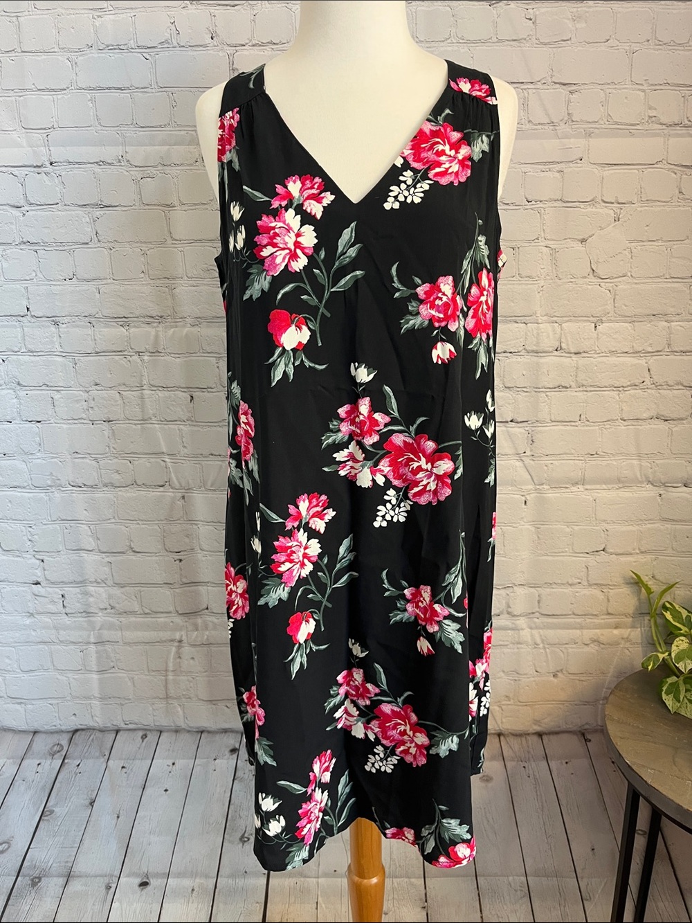 Old Navy Black Floral V-Neck Sleeveless Dress